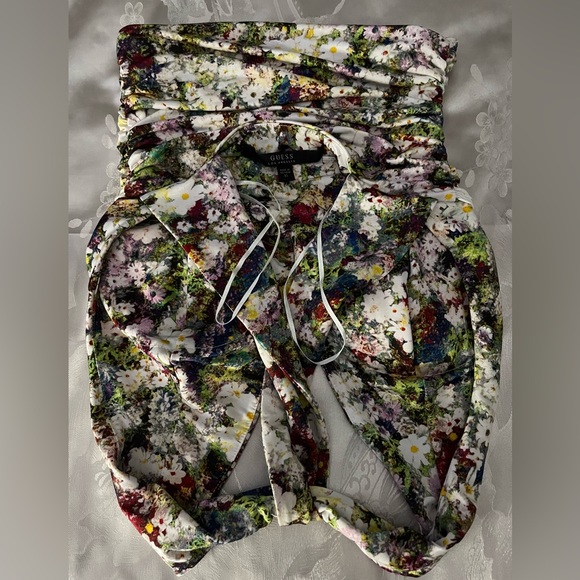 Guess (xsm) Beautifully cut, lined bust. Lifts slightly as well. - Picture 3 of 6